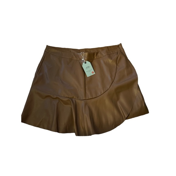 BNWT Faux Leather Skirt High Waisted Ruffled Hem Mini Skirt w/ Short Lining - Picture 6 of 8